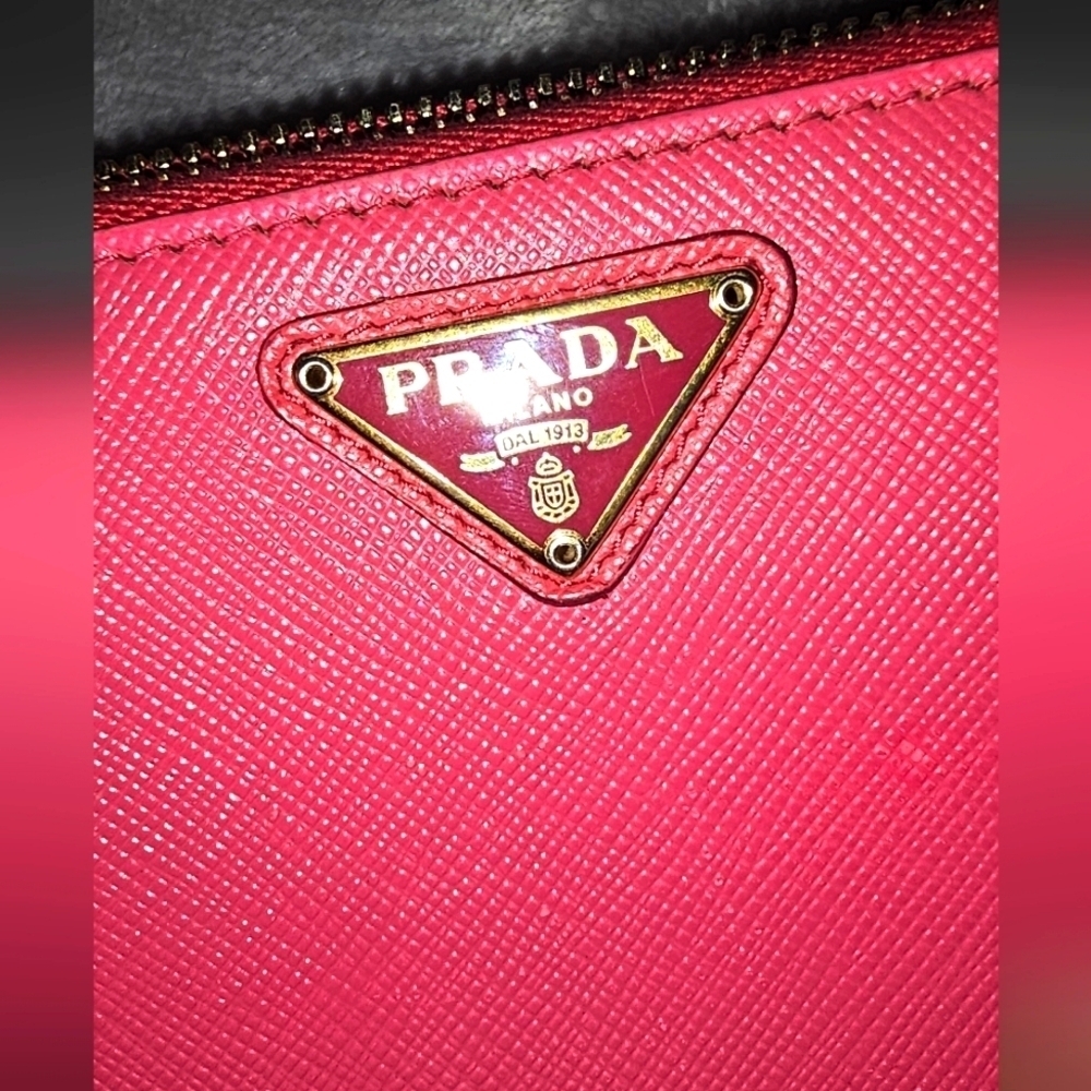 AUTHENTIC PRADA CONTINENTAL PINK WALLET 💗 💓 💕